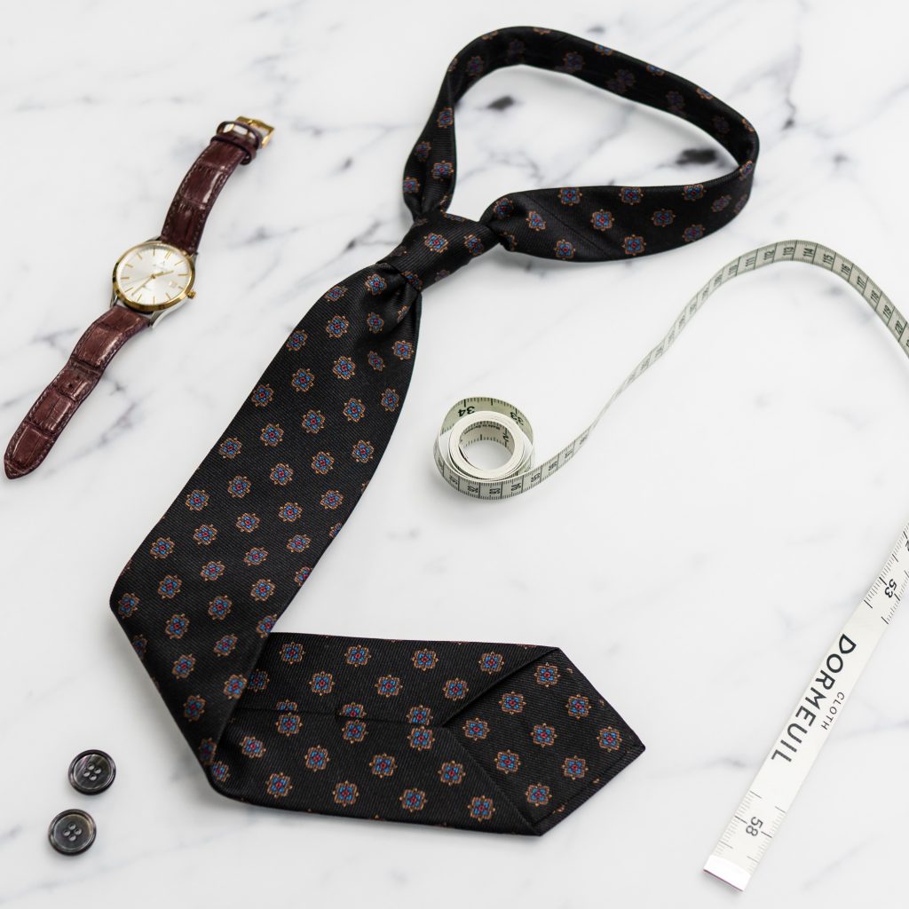 czarny-krawat-jedwabny-zlote-ornamenty1