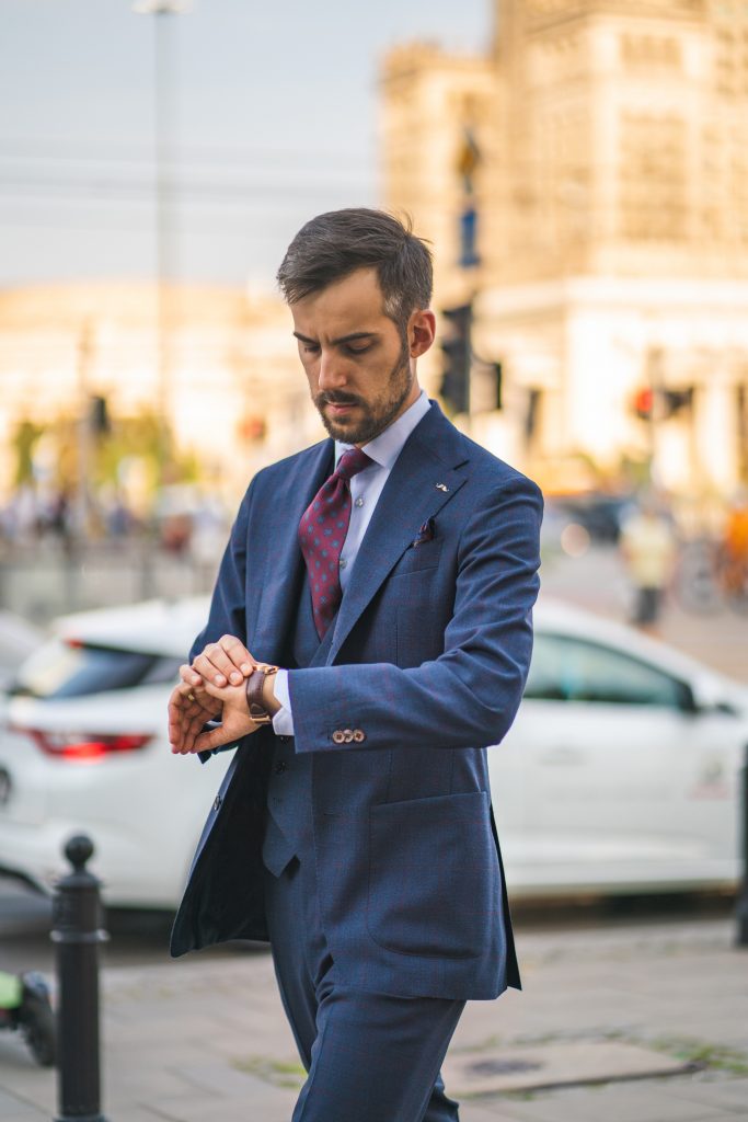 niebieski-garnitur-bordowa-krata10