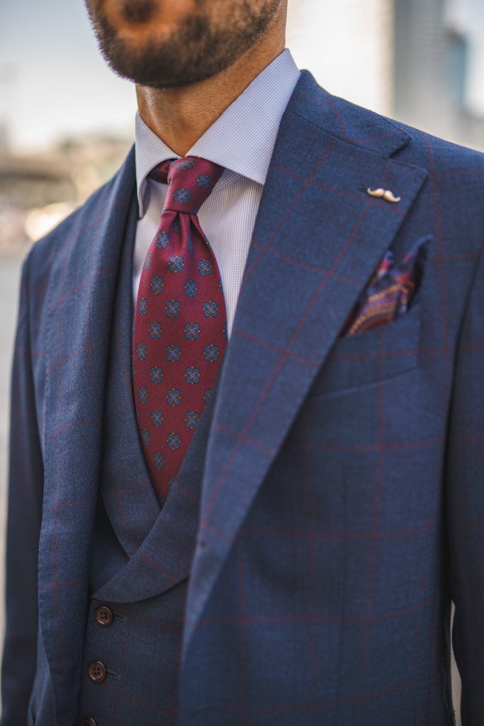 niebieski-garnitur-bordowa-krata2