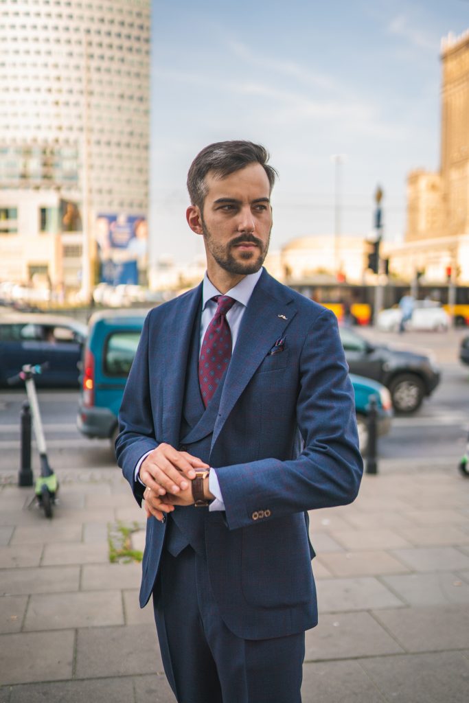 niebieski-garnitur-bordowa-krata9