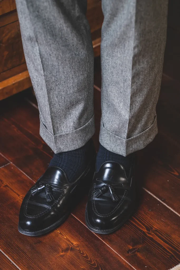 czarne-tassel-loafers-szare-spodnie