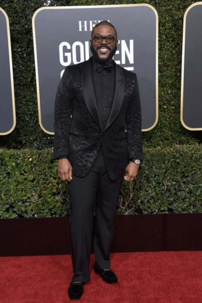 czarna-koszula-czerwony-dywan2