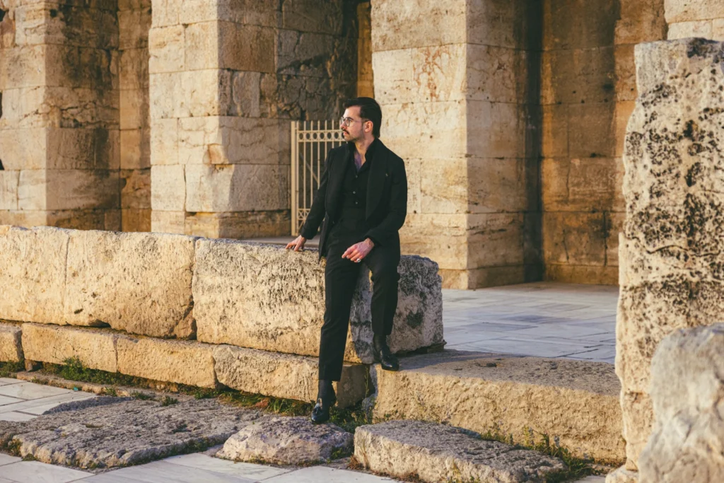 czarna-koszula-jak-nosic-czarny-garnitur3