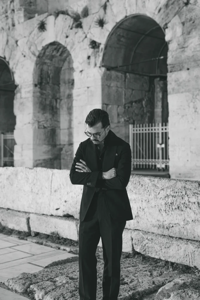 czarna-koszula-jak-nosic-czarny-garnitur5