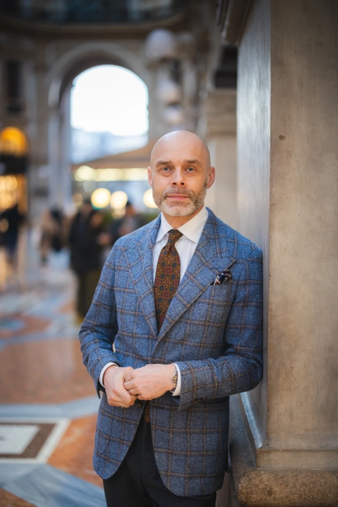 zestaw-koordynowany-niebieska-marynarka-szare-flanelowe-spodnie-buczynski2