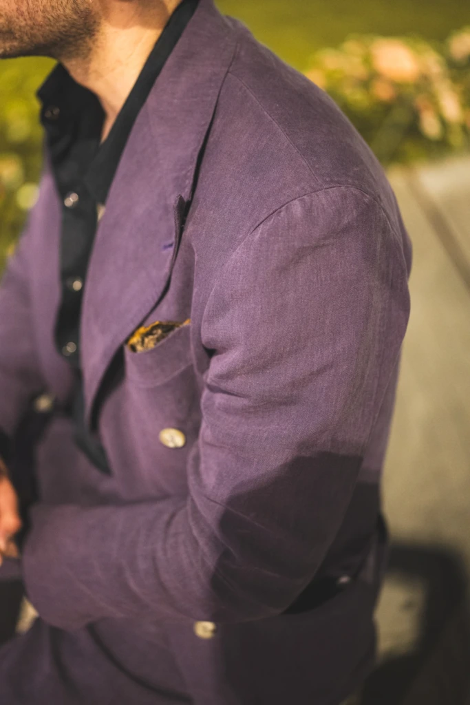 fioletowy-garnitur-dwurzedowy-z-lnu8