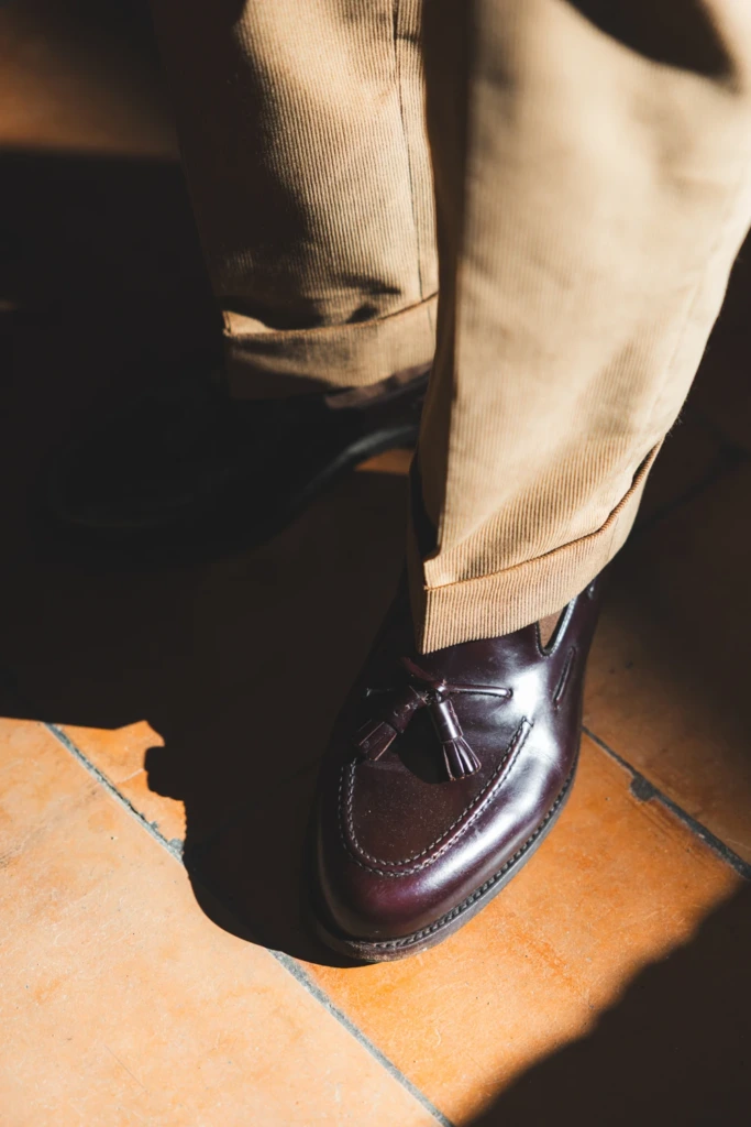 bordowe-skorzane-tassel-loafers-spodnie-sztruksowe