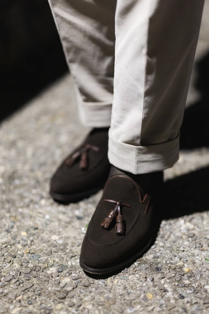 brazowe-zamszowe-tassel-loafers-sztruksowe-spodnie