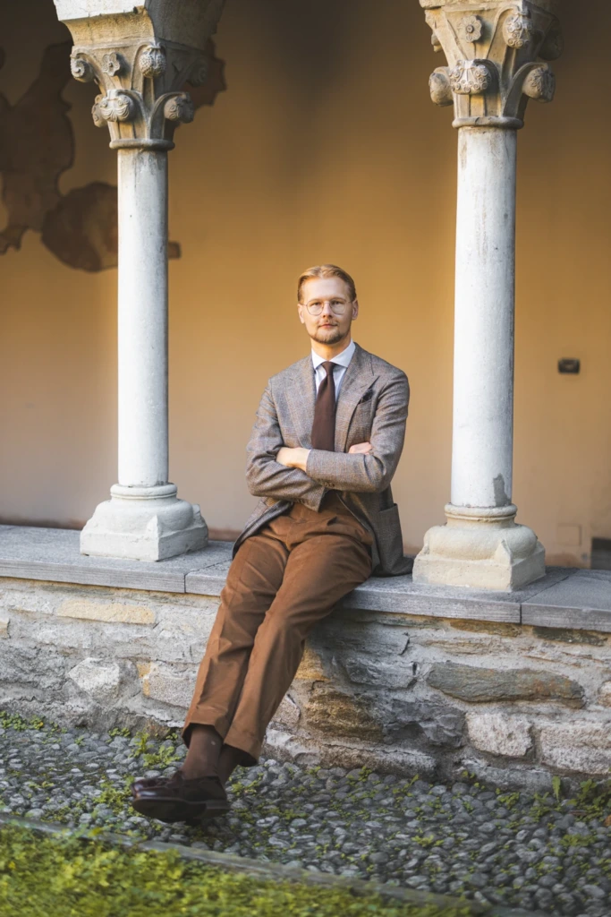 marynarka-sportowa-szara-flanelowa-spodnie-sztruksowe-brazowe3