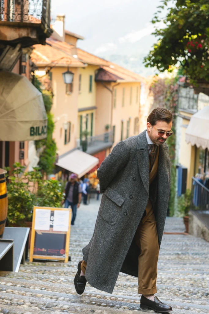 szary-plaszcz-za-kolano-w-jodelke5