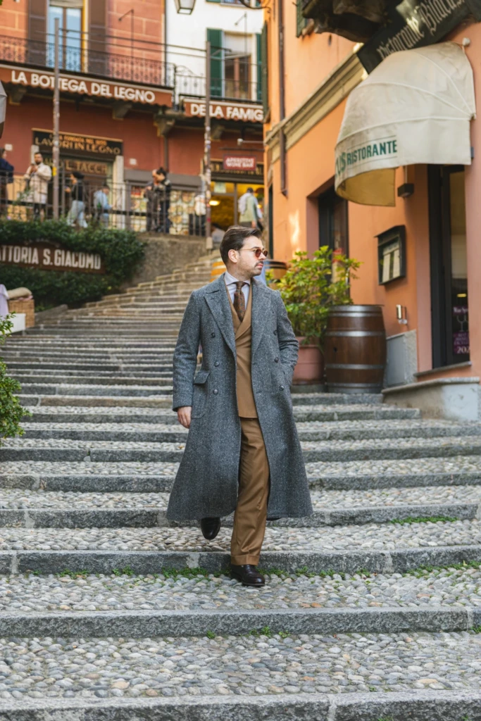 szary-plaszcz-za-kolano-w-jodelke7