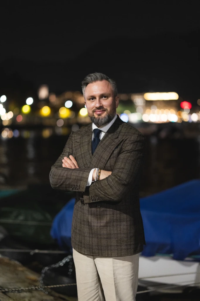 zestaw-koordynowany-brazowa-dwurzedowa-marynarka-spodnie-sztruksowe-kremowe1