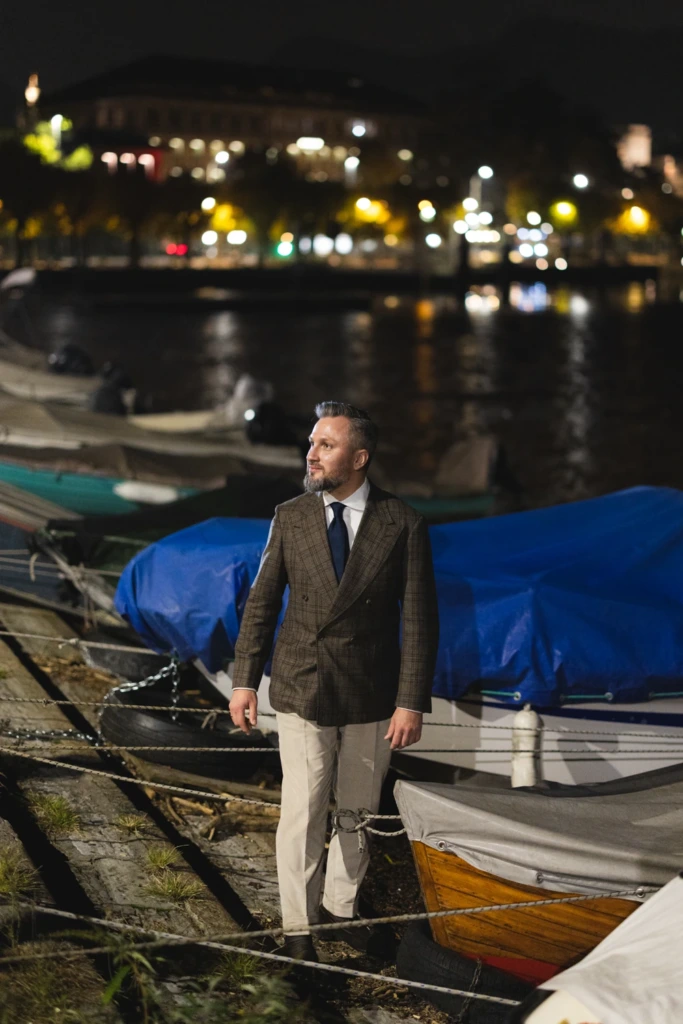 zestaw-koordynowany-brazowa-dwurzedowa-marynarka-spodnie-sztruksowe-kremowe4