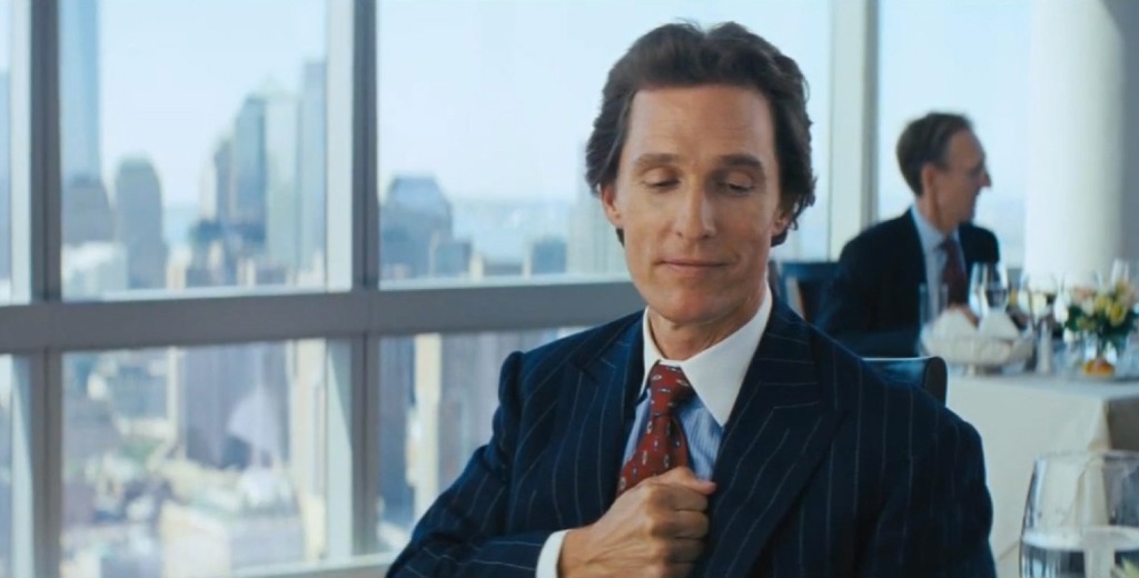 Kadr z filmu Wilk z Wall Street z koszulą winchester.