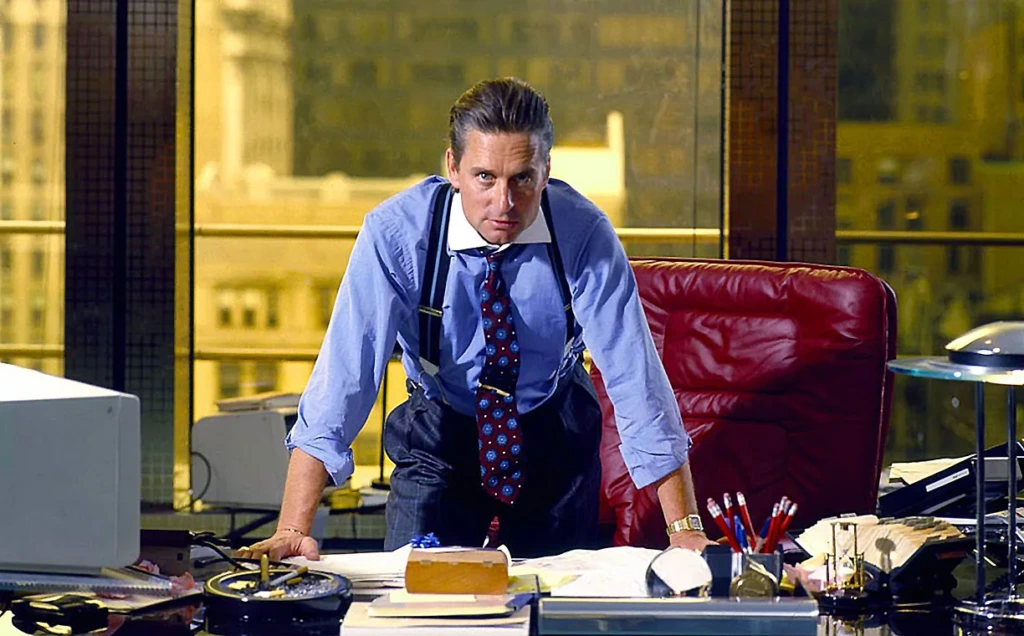 Kadr z filmu Wall Street z koszulą winchester.