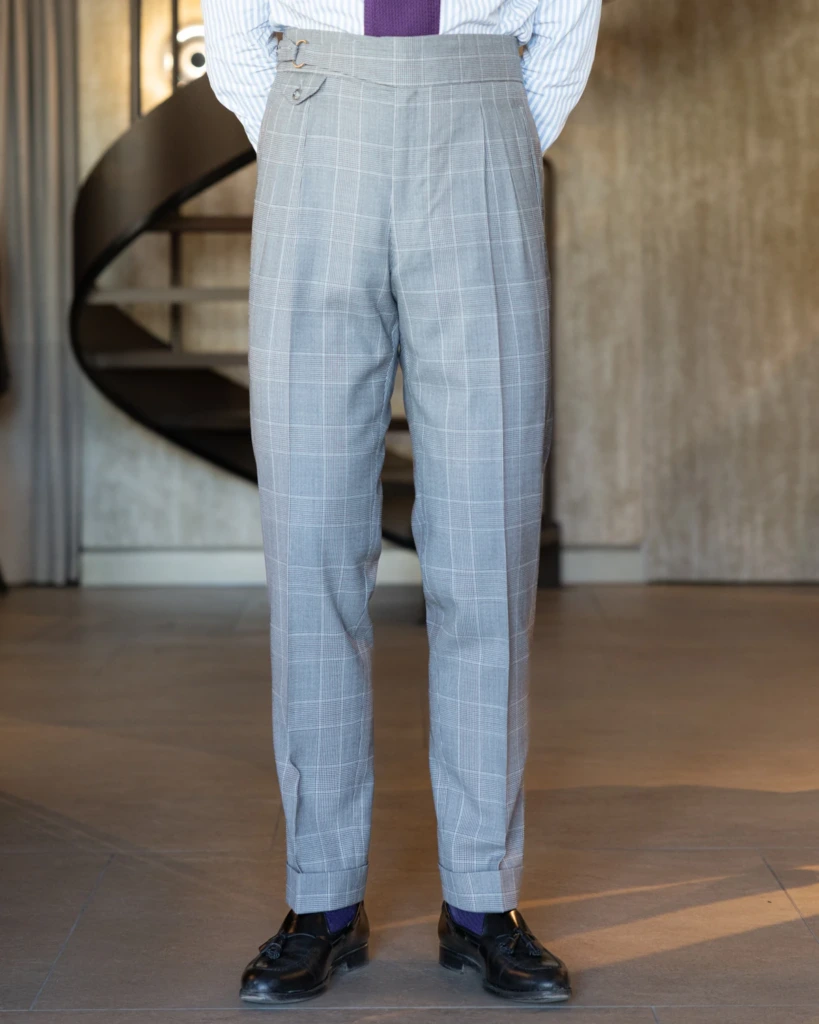 Szare spodnie w kratę z wysokim stanem i eleganckim zapięciem na pierścień.