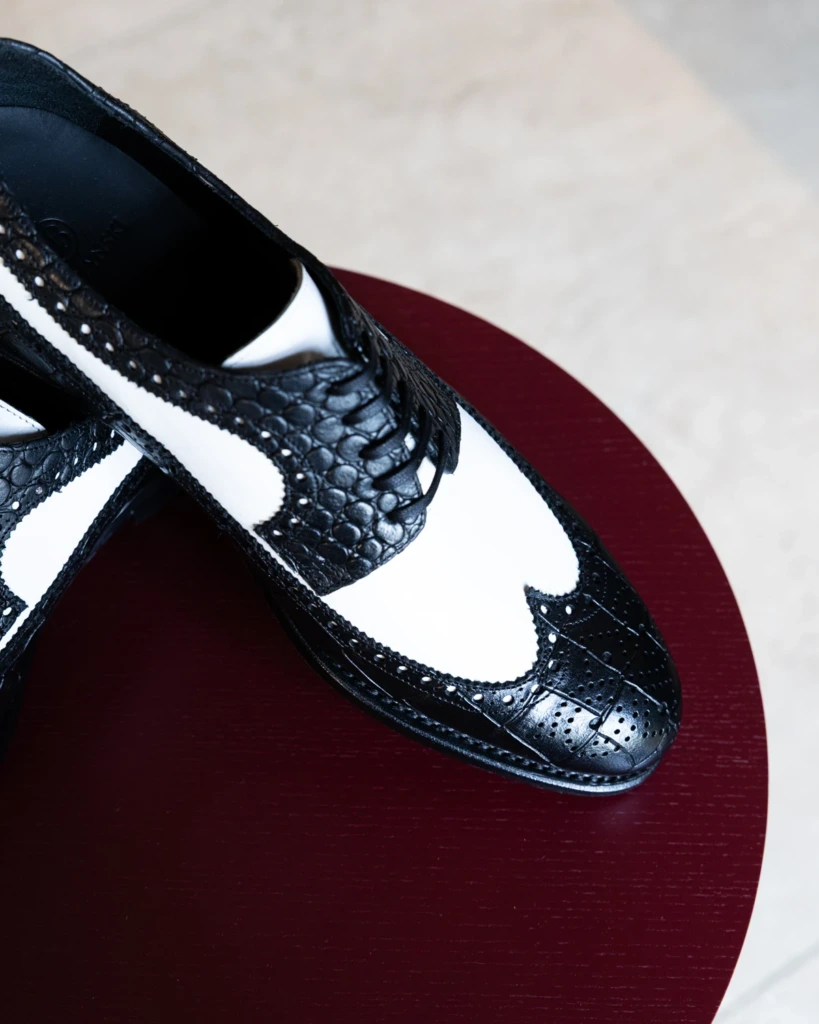 Czarno-białe spectator shoes, derby skórzane szyte na miarę.