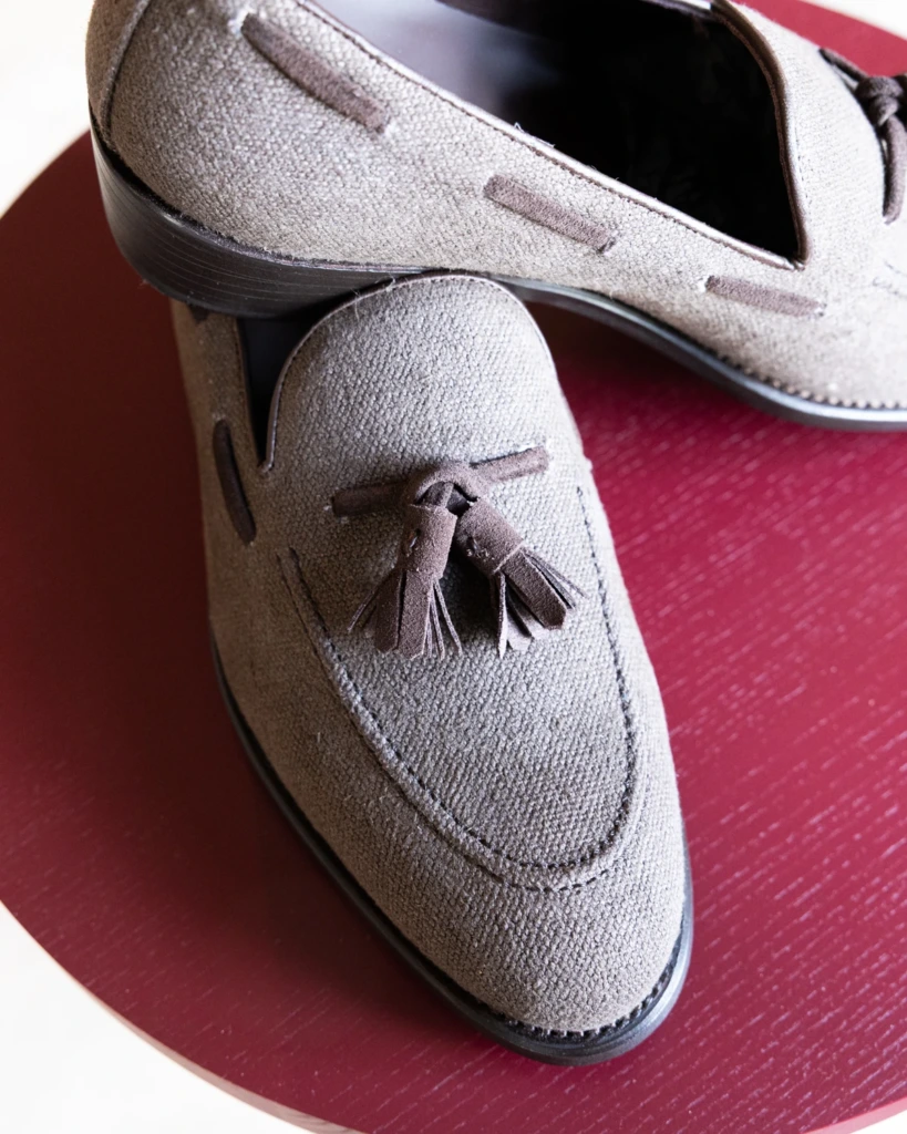 Lniane tassel loafers beżowe ze skórzanymi szyszkami.