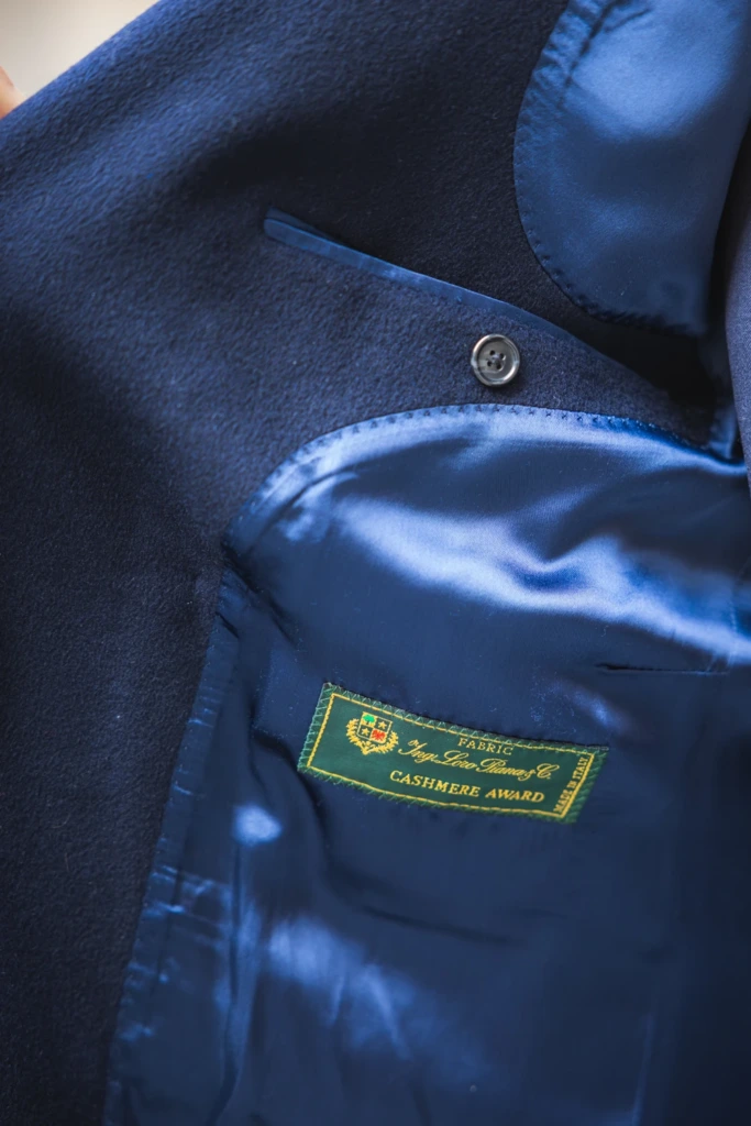 Podszewka granatowa w granatowym płaszczu uszytym ze 100% kaszmiru z zieloną metką Loro Piana Cashmere Award. Płaszcz uszyty w pracowni Buczyński.
